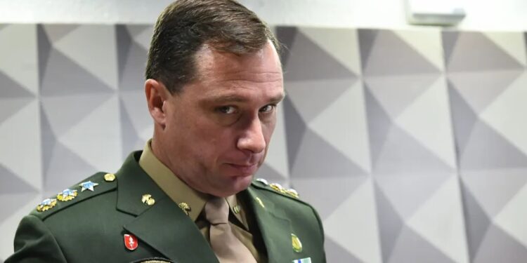 Exército tira Mauro Cid da fila de promoção a coronel