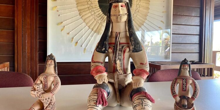Governo do Tocantins visita acervo das bonecas Ritxòkò da década de 40 no Museu Nacional dos Povos Indígenas