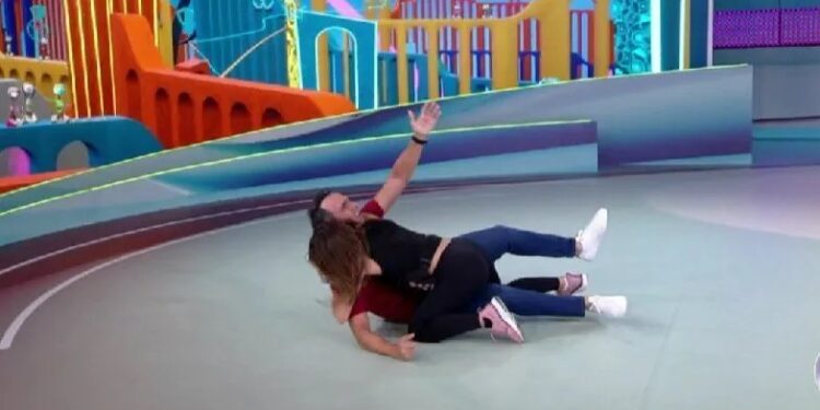 BBB24: após ser eliminada, Beatriz brinca e derruba Tadeu Schmidt no palco