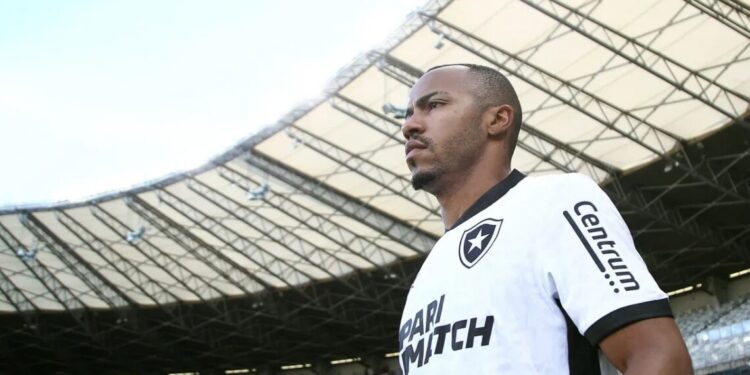 Jogador do Botafogo sofre concussão em jogo do Brasileirão e vai para hospital