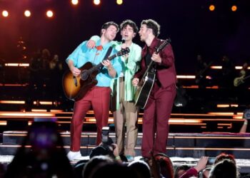 Nick, Joe e Kevin Jonas durante apresentação da turnê "Five Albums, One Night" em Nova York, Estados Unidos Kevin Mazur/Getty Images for Live Nation