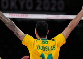 Douglas entrou em quadra e ajudou o Brasil a vencer a Tunísia no vôlei masculino neste sábado Foto: CBV