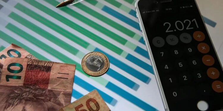 Governo aponta pico da dívida bruta em 79,7% do PIB em 2027