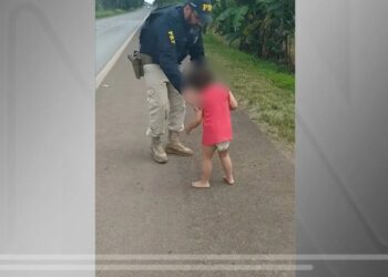 Criança de quatro anos foi resgatada andando pela BR-153, no norte de Goiás Polícia Rodoviária Federal