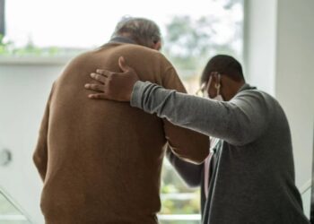Um novo estudo mostrou que um tratamento feito com anticorpo monoclonal pode reduzir a progressão dos sintomas de Parkinson FG Trade/GettyImages