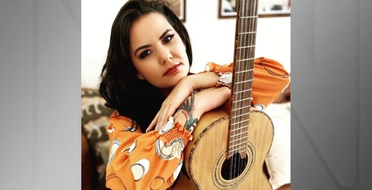 Quem era Nanda Ferraz, cantora sertaneja que morreu após capotar o carro em SP