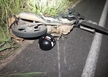 Motociclista morre após bater em caminhão e ser arremessada no acostamento