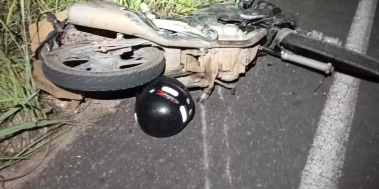 Motociclista morre após bater em caminhão e ser arremessada no acostamento