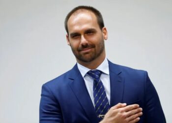 Delegados processam Eduardo Bolsonaro por chamar PF de “cachorrinhos do Moraes”