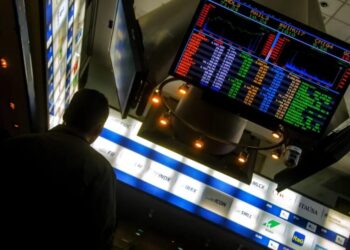 Ibovespa abre em alta e dólar cai após dia de estresse com incerteza fiscal