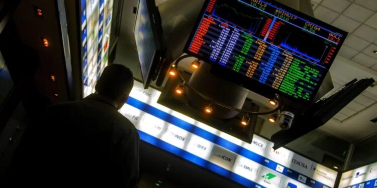 Ibovespa abre em alta e dólar cai após dia de estresse com incerteza fiscal