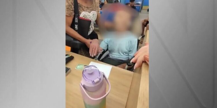 Mulher leva morto em cadeira de rodas ao banco e tenta sacar empréstimo de R$ 17 mil no RJ