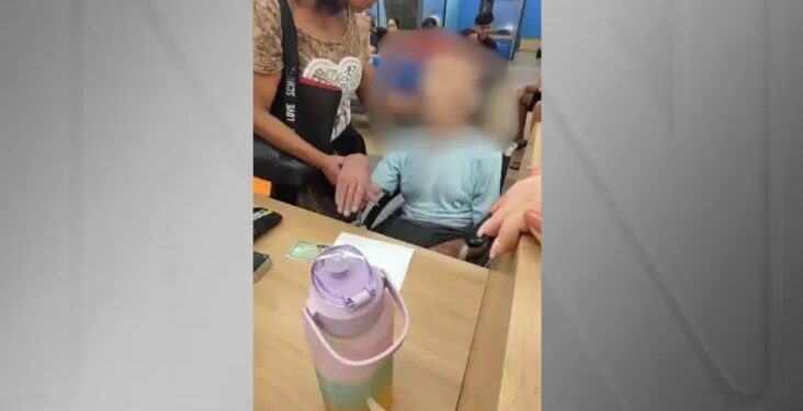 Mulher que levou idoso morto ao banco pode responder por vilipêndio a cadáver; entenda