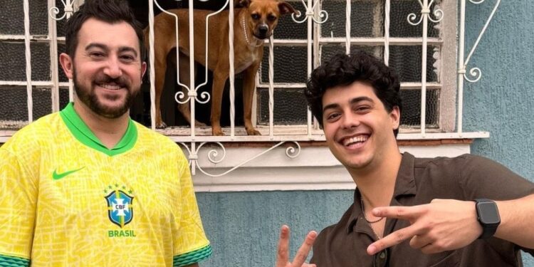 Vincent Martella aparece tomando cerveja e posando com vira-lata caramelo