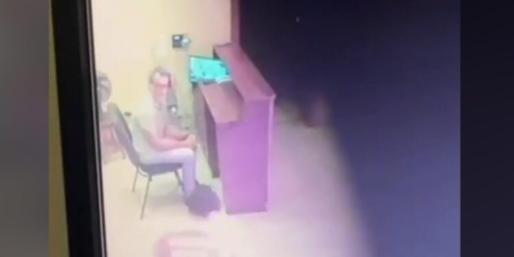 Justiça condena por lesão corporal e injúria homofóbica estudante que agrediu ator Victor Meyniel no Rio