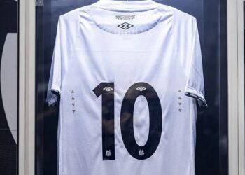 Camisa 10 do Santos ficará guardada até o retorno à Série A do Brasileirão Divulgação/Santos