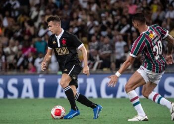 Lance de Fluminense e Vasco pelo Campeonato Carioca Leandro Amorim/Vasco