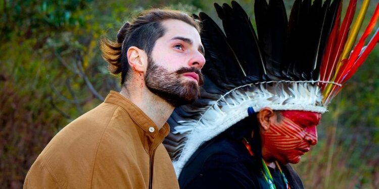 Na apresentação os artistas indígenas se juntarão ao DJ
Instagram/Reprodução