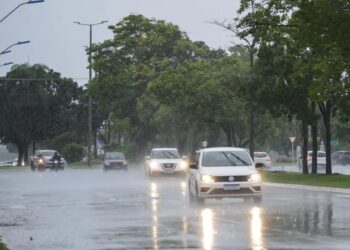 Avenida de Palmas durante chuva — Foto: Lia Mara/Secom