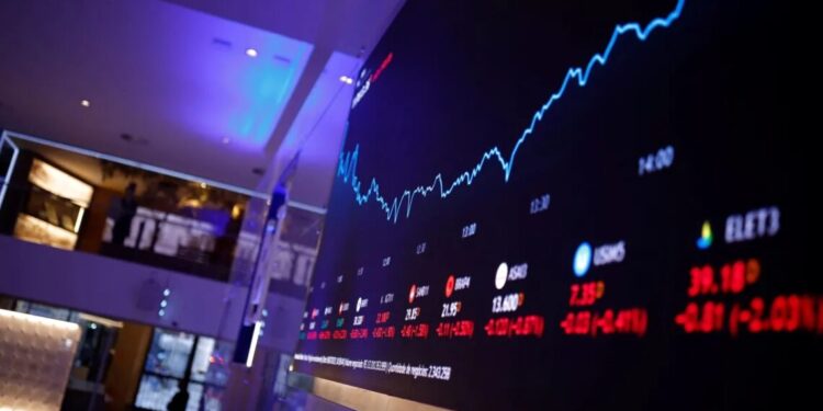 Ibovespa oscila na abertura em meio à alívio das tensões no Oriente Médio; dólar sobe