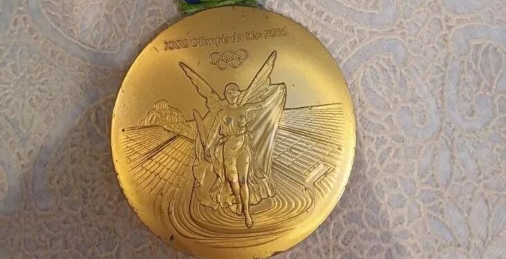 Campeão olímpico no Rio coloca medalha de ouro à venda por R$170 mil
