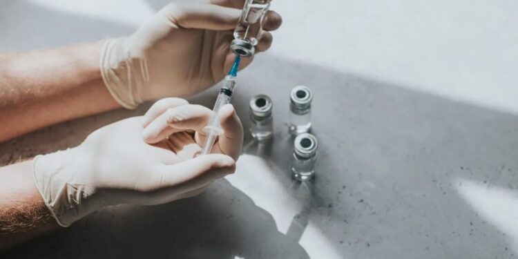 Pode tomar vacina com sintomas de gripe ou Covid? Entenda