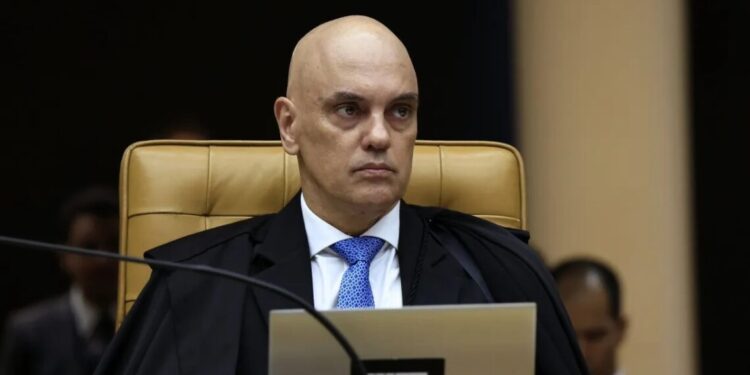 Moraes dá 5 dias para X explicar lives transmitidas por contas bloqueadas pelo STF