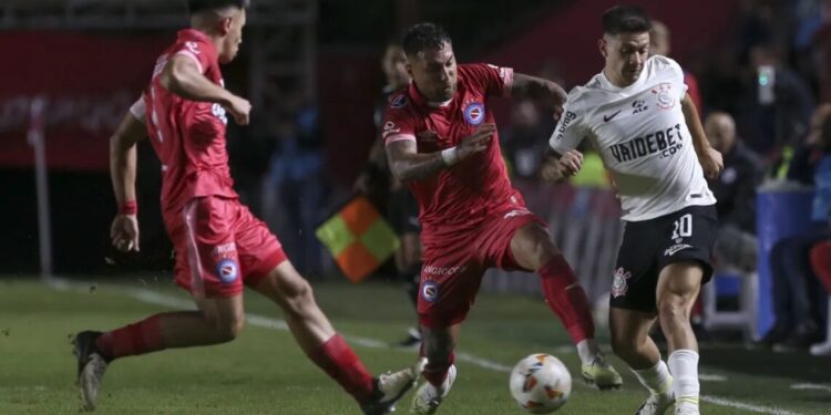 Sul-Americana: Corinthians perde para Argentinos Juniors, a terceira derrota seguida