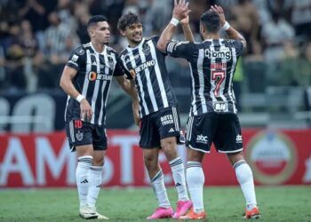 Gustavo Scarpa comemora com Paulinho e Hulk um dos gols que marcou contra o Peñarol Pedro Souza / Atlético