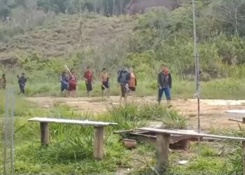 Imagens mostram grupo com mais de dez garimpeiros sendo escoltado por indígenas armados Reprodução/Instagram