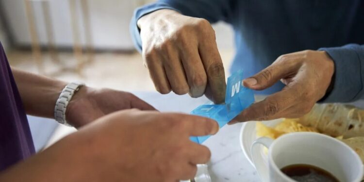 Pode tomar remédio com café? Conheça os riscos