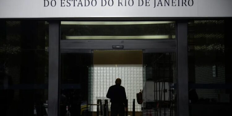 RJ: operação mira policiais suspeitos de fornecer armas, uniformes e informações à milícia