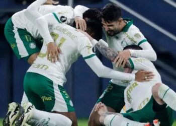 Luis Guilherme e seus companheiros comemoram gol do Palmeiras sobre o Del Valle em jogo da Libertadores Imagem: Cristina Vega Rhor/Reuters