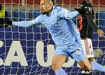Brasileiro Chico da Costa, do Bolívar, comemora seu gol contra o Flamengo, pela Libertadores Imagem: Jorge Bernal/AFP