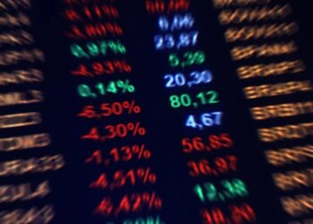 Ibovespa opera em alta após dados de inflação nos EUA e no Brasil; dólar recua