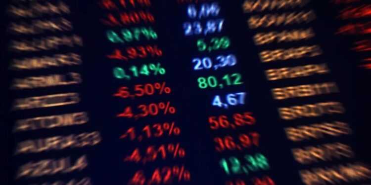 Ibovespa opera em alta após dados de inflação nos EUA e no Brasil; dólar recua