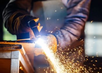 Confiança da indústria do Brasil melhora em abril, mas apresenta sinais mistos; diz FGV