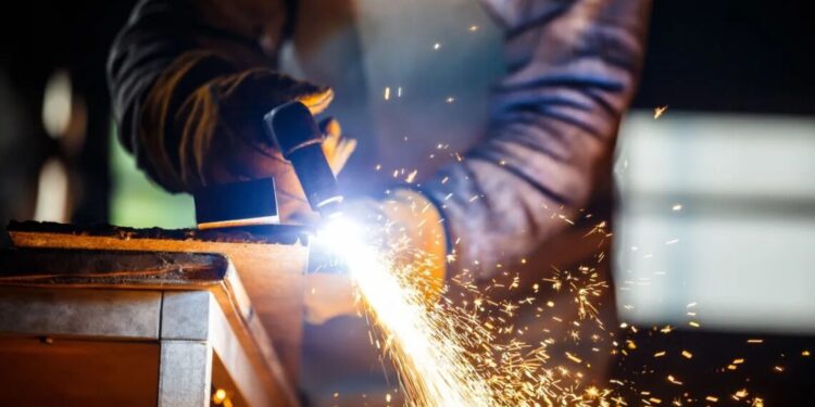 Confiança da indústria do Brasil melhora em abril, mas apresenta sinais mistos; diz FGV