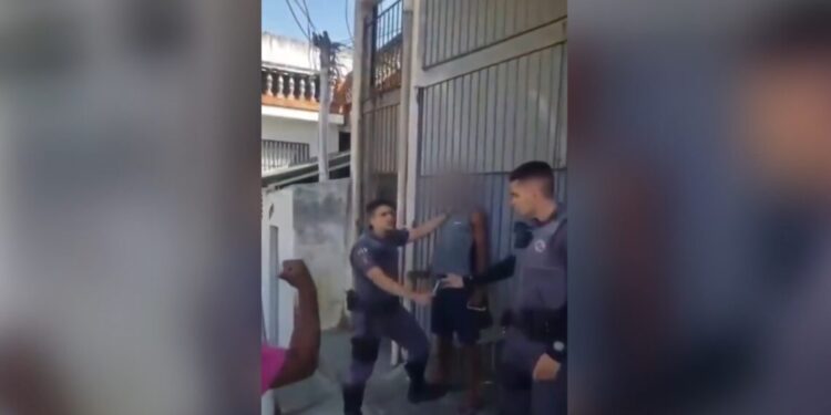 PM afasta dois militares envolvidos em abordagem de homem negro em SP