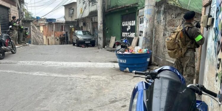 Em meio a tiroteios, polícia faz operação em comunidades da zona norte do Rio