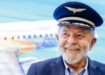 Lula defende mais voos regionais no Brasil em visita à fábrica da Embraer