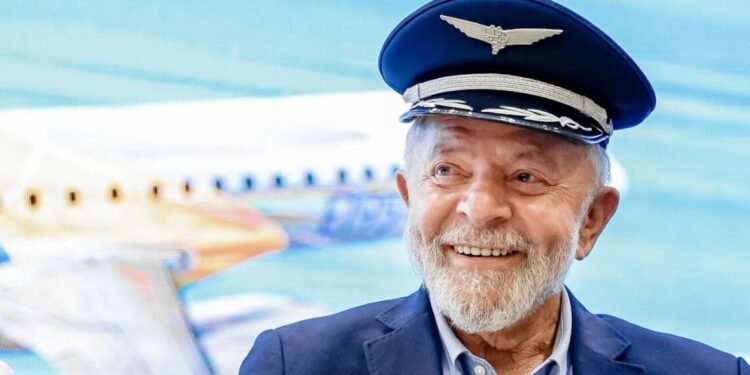 Lula defende mais voos regionais no Brasil em visita à fábrica da Embraer