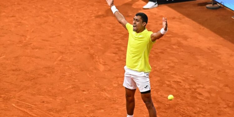 Thiago Monteiro surpreende, vence 7º do mundo e vai à terceira rodada em Madri
