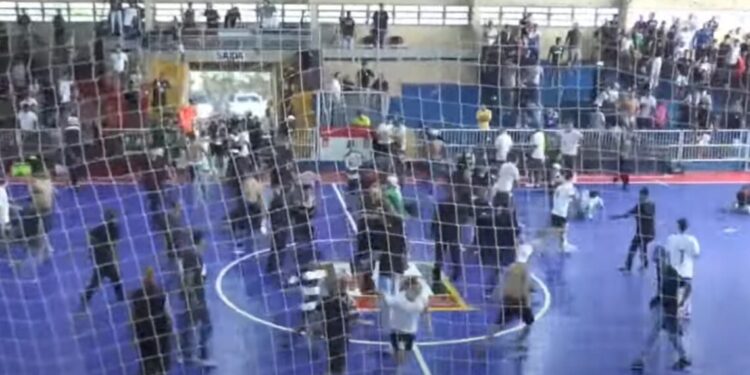 Final entre Corinthians e Palmeiras termina em confusão generalizada