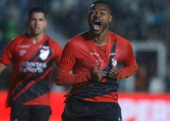 Nikão comemora gol em sua reestreia pelo Athletico-PR Reprodução/Twitter Brasileir]ao/Luiz Erbes/ Agif/Gazeta Press