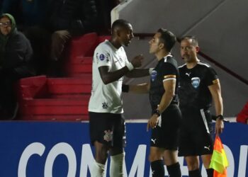 Raul Gustavo foi expulso da partida Marcos Brindicci / AFP