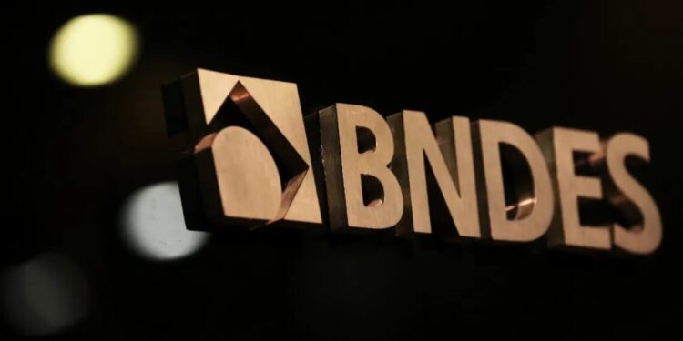 Mercadante pede aprovação de projetos de lei do BNDES; análise na Câmara está parada
