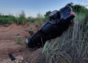 Carro capota e motorista abandona veículo na TO-296