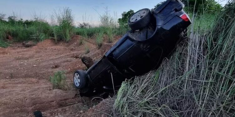 Carro capota e motorista abandona veículo na TO-296