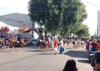 Comitivas desfilam com cavalos e bois durante cavalgada tradicional em Gurupi